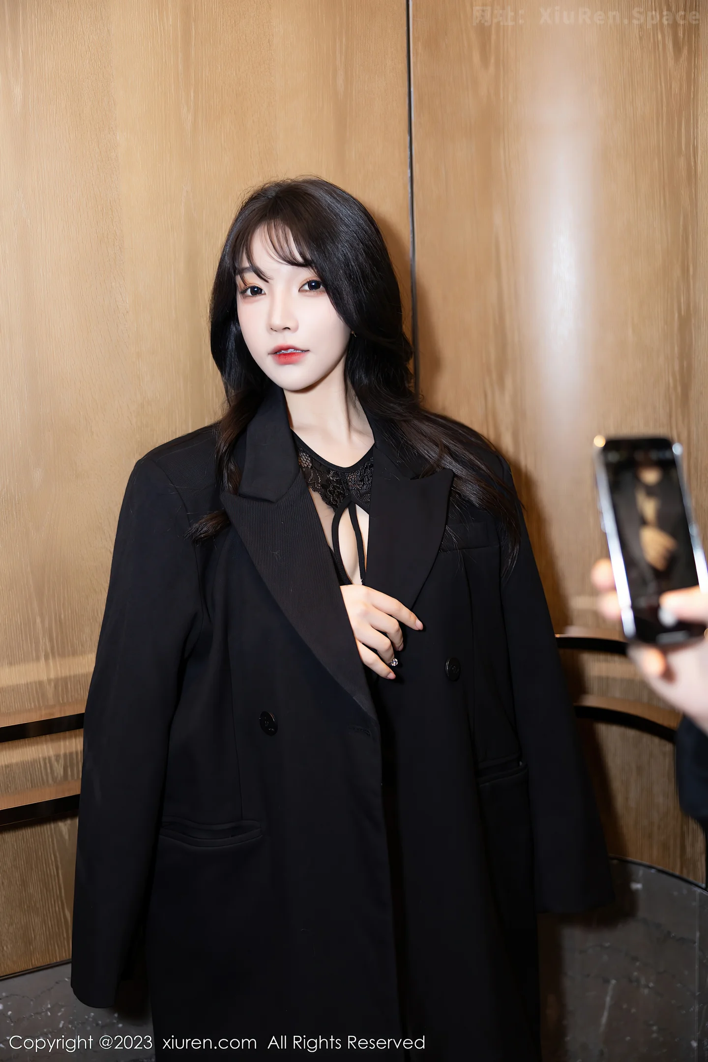 图片[2]-[XiuRen秀人网]VOL.7820 女神徐莉芝Booty性感黑色礼裙露黑色内衣配超薄黑丝魅惑写真84P-秀人网官方网站